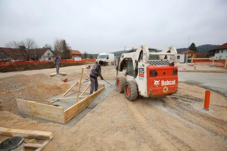 GRADNJA DOMA ZAŠČITE IN REŠEVANJA Z MEDGENERACIJSKIM CENTROM RAKEK 12 FOTO LJUBO VUKELIČ